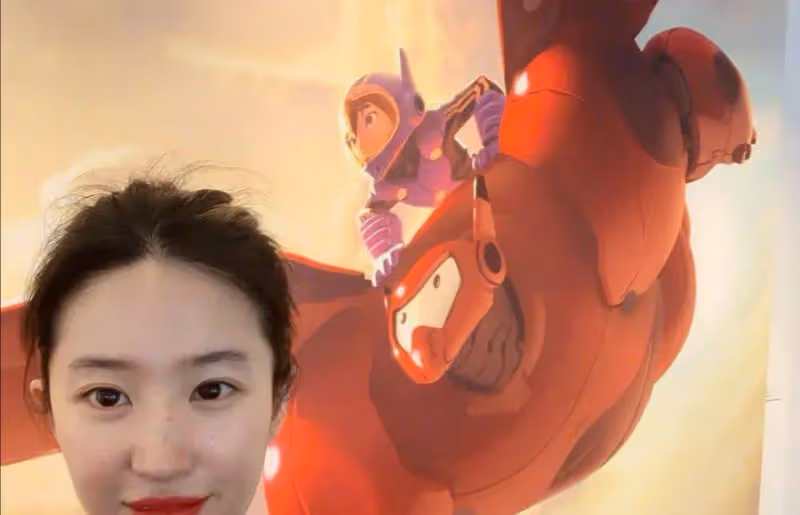 劉亦菲之前好水靈,如今濃妝臉還好多瑕疵,差距越來越大了!