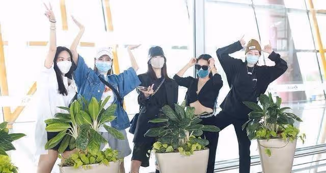 《乘風破浪的姐姐》機場火力全開!金晨張含韻女團風慘被張萌秒殺