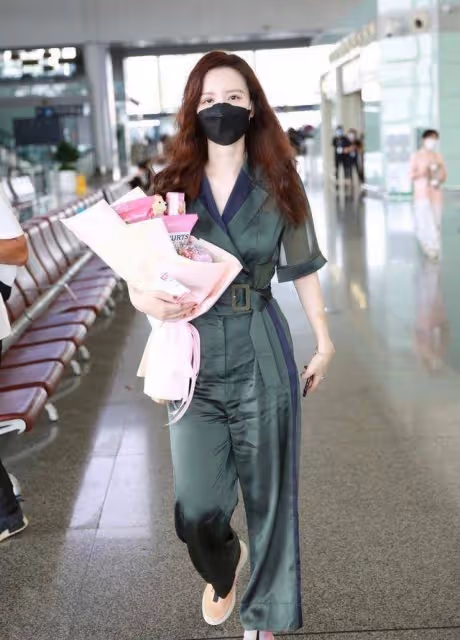 《乘風破浪的姐姐》機場火力全開!金晨張含韻女團風慘被張萌秒殺