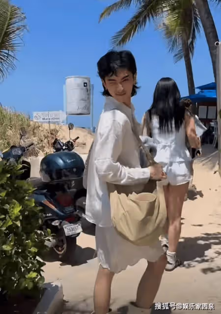 伊能靜兒子海島度假，哈利穿褲裙，戴耳環，和女同學摟著拍照