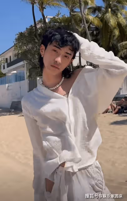 伊能靜兒子海島度假，哈利穿褲裙，戴耳環，和女同學摟著拍照