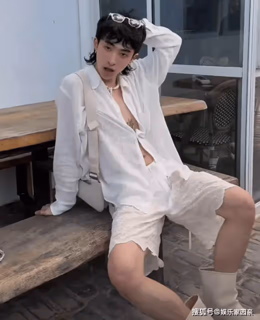 伊能靜兒子海島度假，哈利穿褲裙，戴耳環，和女同學摟著拍照