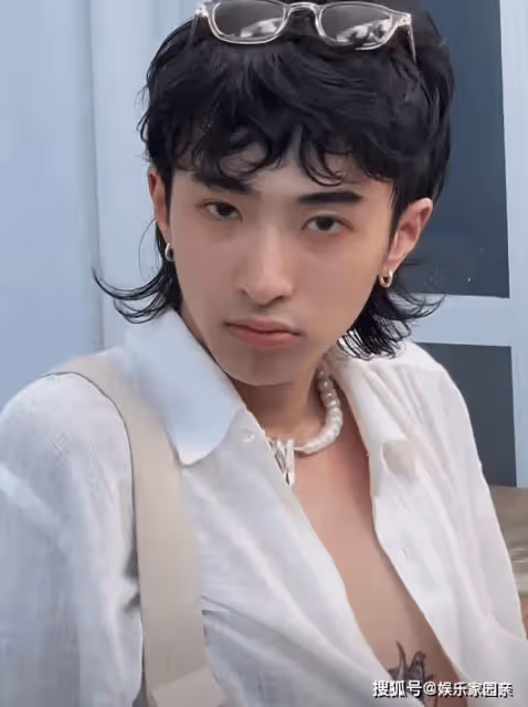 伊能靜兒子海島度假，哈利穿褲裙，戴耳環，和女同學摟著拍照