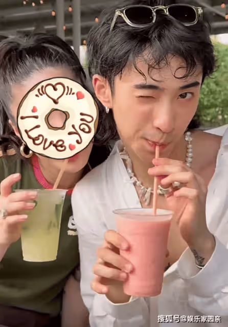 伊能靜兒子海島度假，哈利穿褲裙，戴耳環，和女同學摟著拍照