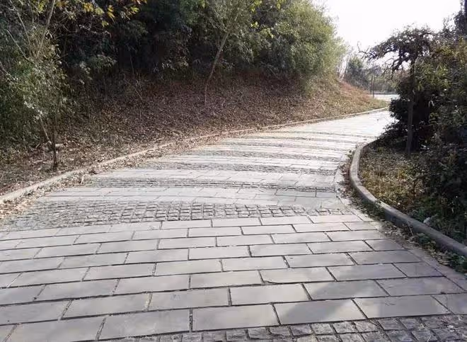 故事：男子在一座墳前痛哭，忽然一聲巨響，墳裂開男子跳進墳里