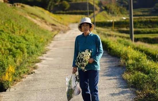 把姨婆婆接來養老，老太太哭了，她說要把農村的房子給我，好開心
