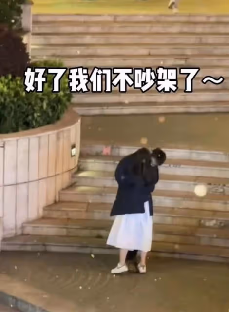 情侶紀念日去高檔餐廳吃飯，發現菜里有頭髮，女子吵鬧遭男友嫌棄