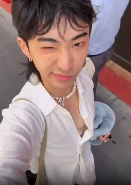 小哈利是真的酷！海島度假穿著太搶眼，高筒靴展現自由的狀態