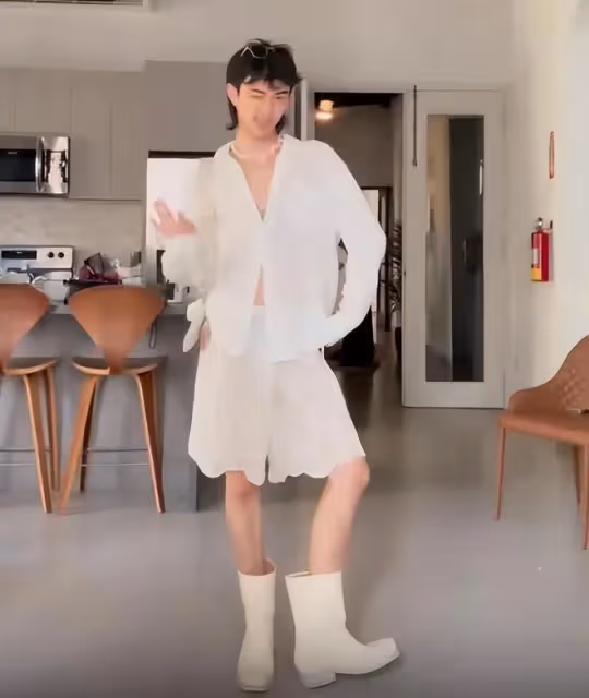 小哈利是真的酷！海島度假穿著太搶眼，高筒靴展現自由的狀態