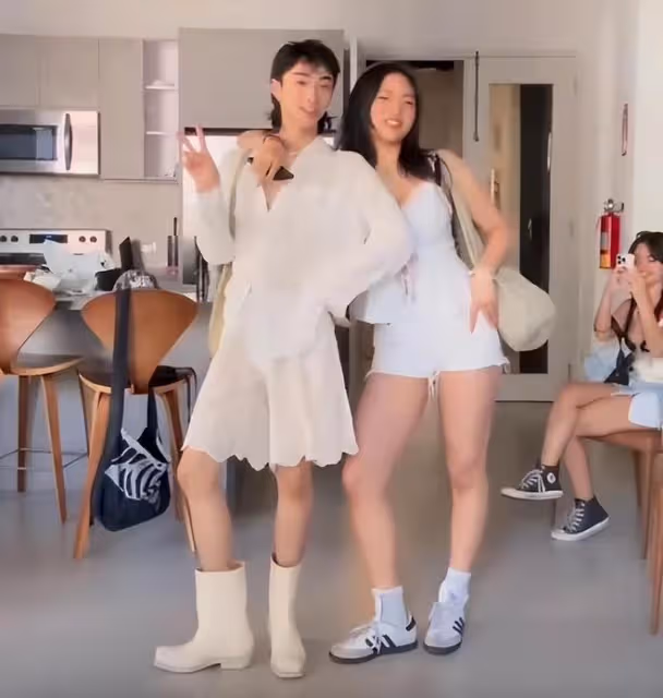 小哈利是真的酷！海島度假穿著太搶眼，高筒靴展現自由的狀態