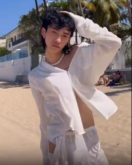 小哈利是真的酷！海島度假穿著太搶眼，高筒靴展現自由的狀態