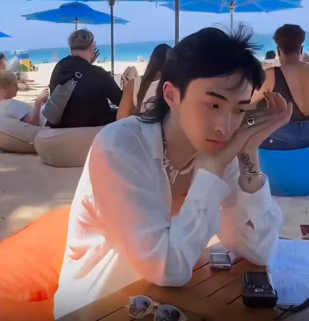 小哈利是真的酷！海島度假穿著太搶眼，高筒靴展現自由的狀態