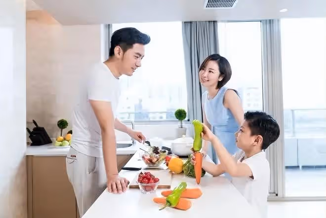 舅舅住院問我借錢，病房內老兩口談話驚爆我三觀，我轉身離開醫院