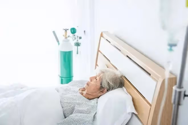 舅舅住院問我借錢，病房內老兩口談話驚爆我三觀，我轉身離開醫院