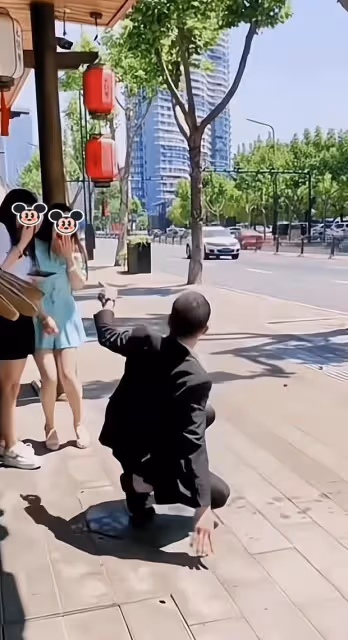 男子去相親路上回頭望路邊的女子，撞到鐵柱上，責怪女子長得漂亮