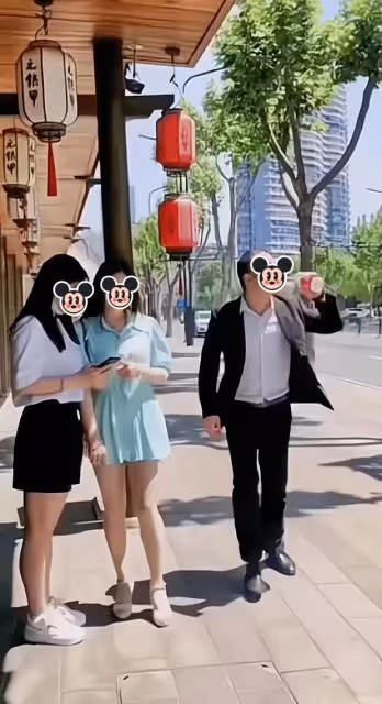 男子去相親路上回頭望路邊的女子，撞到鐵柱上，責怪女子長得漂亮