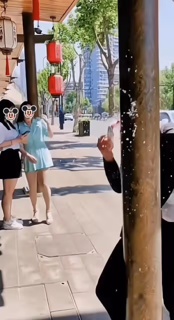 男子去相親路上回頭望路邊的女子，撞到鐵柱上，責怪女子長得漂亮