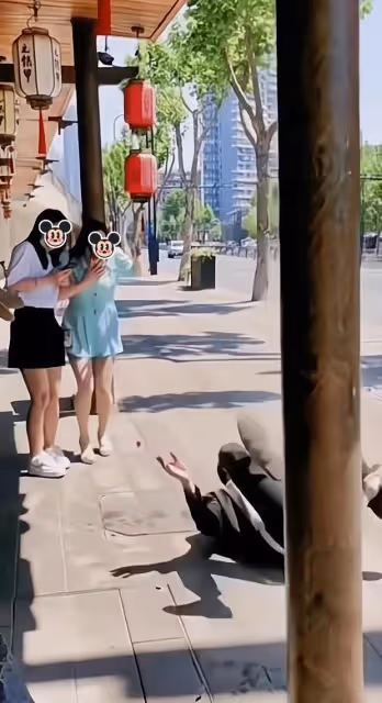 男子去相親路上回頭望路邊的女子，撞到鐵柱上，責怪女子長得漂亮