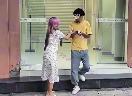 男子從銀行里取錢出來，女友擔心他亂花，要求交給她保管才能離開