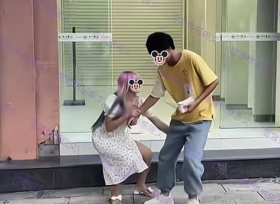 男子從銀行里取錢出來，女友擔心他亂花，要求交給她保管才能離開