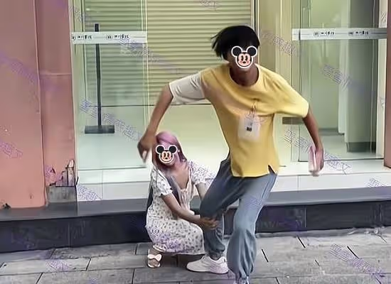 男子從銀行里取錢出來，女友擔心他亂花，要求交給她保管才能離開