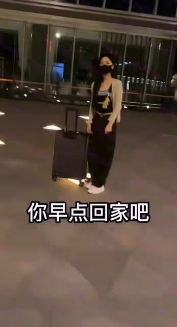 男子下班回家的路上，看到一女子蹲在路邊，上前安慰並送她回家