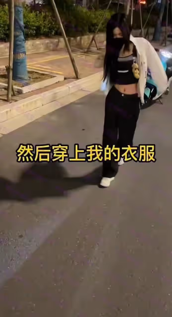 男子下班回家的路上，看到一女子蹲在路邊，上前安慰並送她回家
