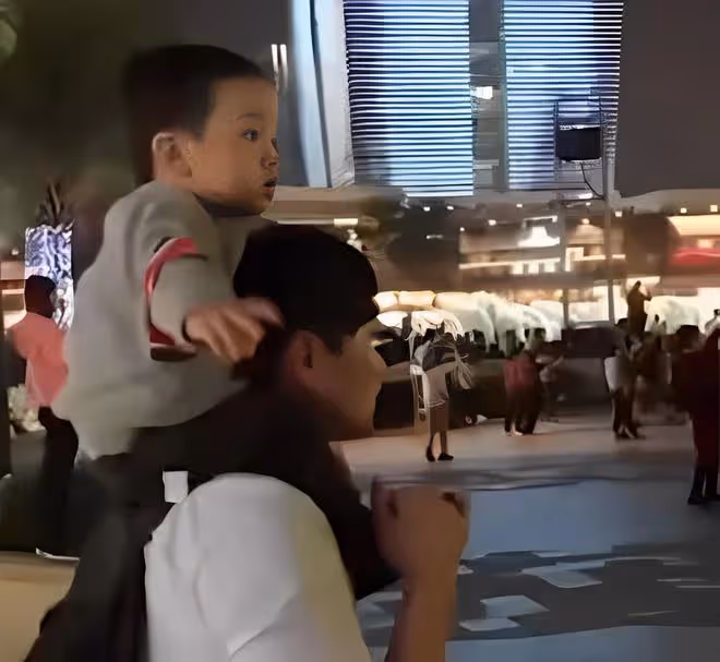 男子追到上司開啟姐弟戀，婚後賺得少變全職奶爸：家庭最堅強後盾