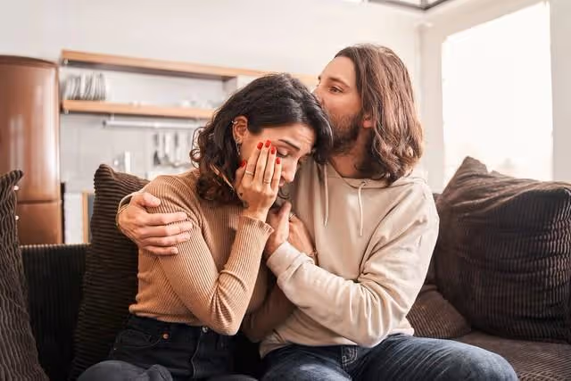 讓懷孕8個月女友伺候准婆婆，男子被取消新郎和父親的資格：活該