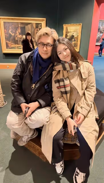 李湘一家三口看畫展,王詩齡全身搭配超4萬,李湘負責為父女拍照