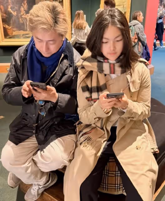 李湘一家三口看畫展,王詩齡全身搭配超4萬,李湘負責為父女拍照