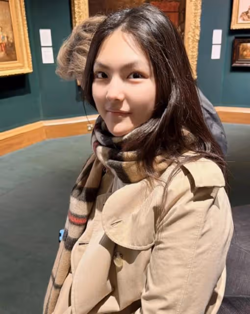 李湘一家三口看畫展,王詩齡全身搭配超4萬,李湘負責為父女拍照