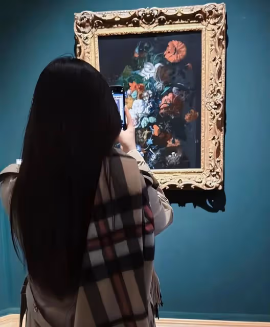 李湘一家三口看畫展,王詩齡全身搭配超4萬,李湘負責為父女拍照