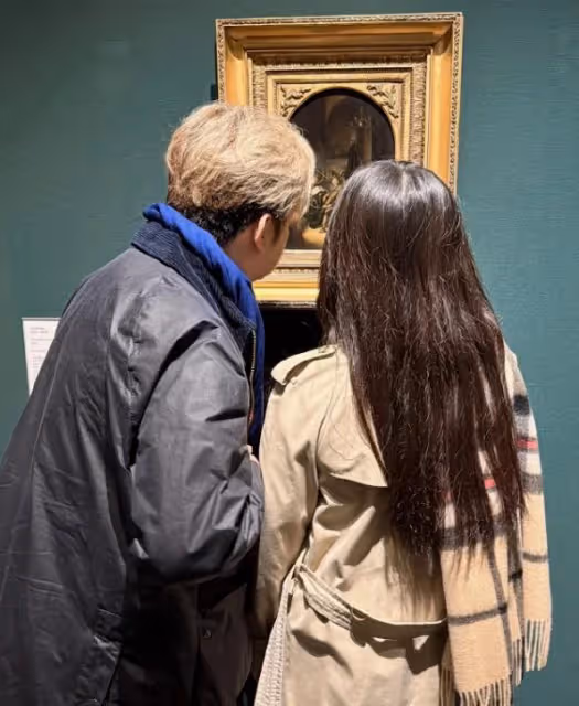 李湘一家三口看畫展,王詩齡全身搭配超4萬,李湘負責為父女拍照