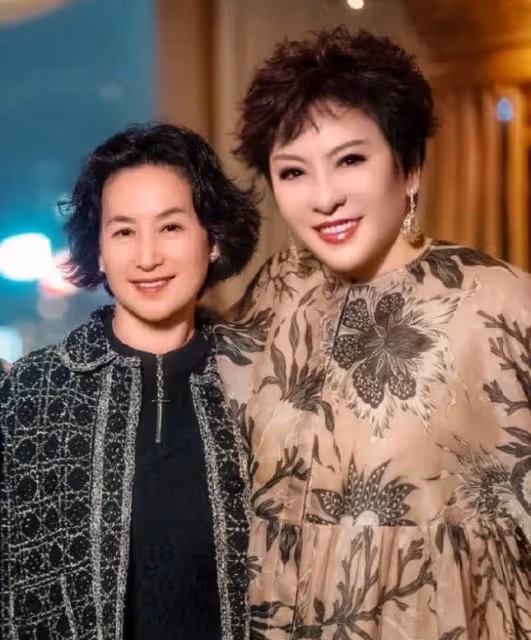 61歲何超瓊和67歲向太同框,都是豪門女強人氣場,現場男士都靠邊