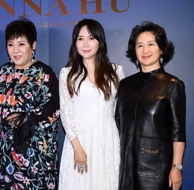 61歲何超瓊和67歲向太同框,都是豪門女強人氣場,現場男士都靠邊