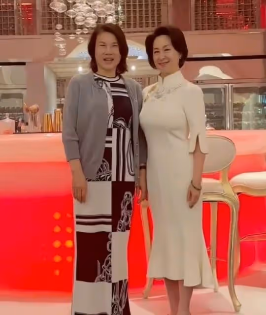 61歲何超瓊和67歲向太同框,都是豪門女強人氣場,現場男士都靠邊