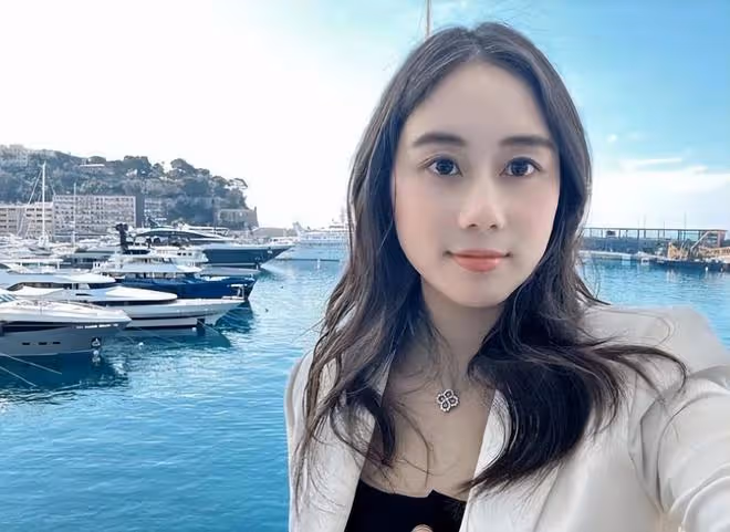 何超欣霍啟文同框出席活動,像一對豪門情侶,24歲何超欣又漂亮了