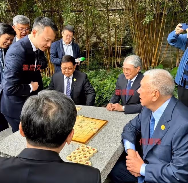 何超欣霍啟文同框出席活動,像一對豪門情侶,24歲何超欣又漂亮了