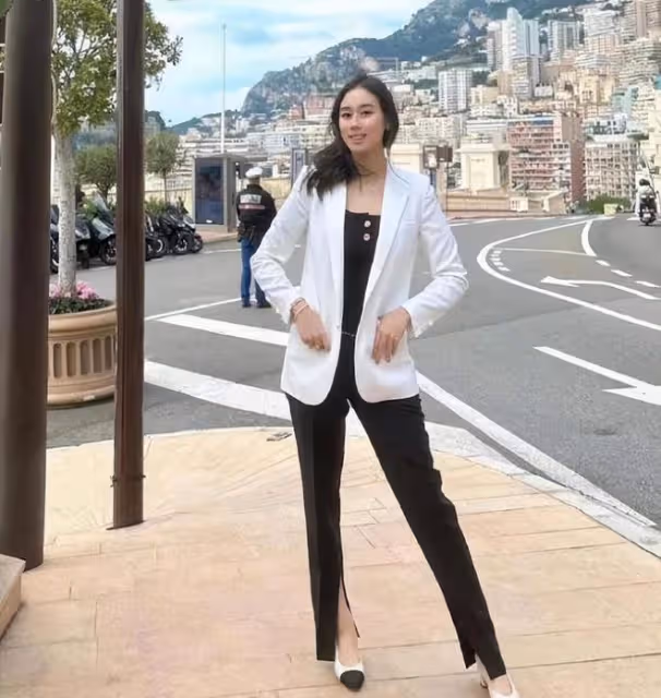 何超欣霍啟文同框出席活動,像一對豪門情侶,24歲何超欣又漂亮了