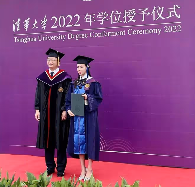 何超欣霍啟文同框出席活動,像一對豪門情侶,24歲何超欣又漂亮了