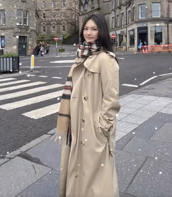 王岳倫到英國看女兒,李湘大方為父女倆拍照,王詩齡越長越像爸爸