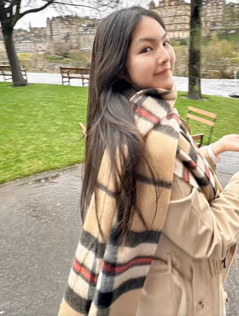 王岳倫到英國看女兒,李湘大方為父女倆拍照,王詩齡越長越像爸爸