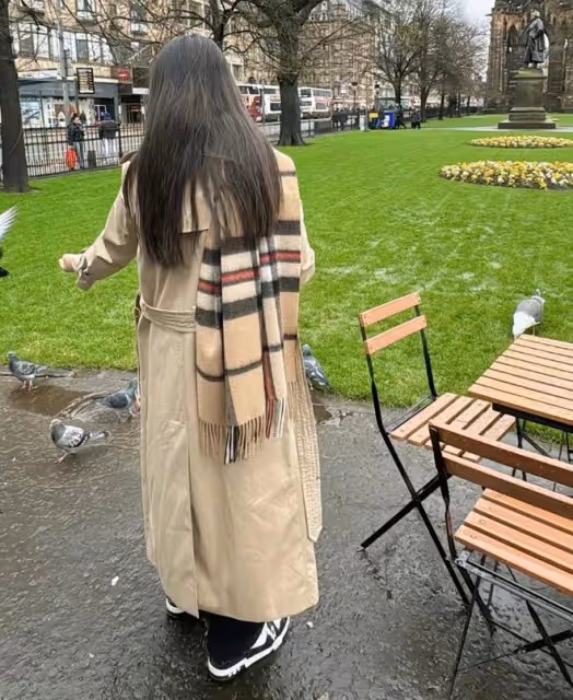 王岳倫到英國看女兒,李湘大方為父女倆拍照,王詩齡越長越像爸爸