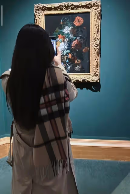 王岳倫到英國看女兒,李湘大方為父女倆拍照,王詩齡越長越像爸爸