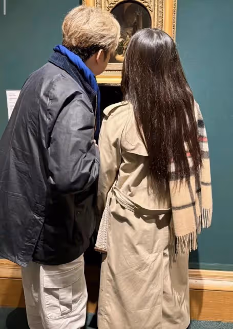 王岳倫到英國看女兒,李湘大方為父女倆拍照,王詩齡越長越像爸爸