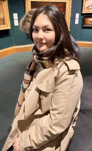 王岳倫到英國看女兒,李湘大方為父女倆拍照,王詩齡越長越像爸爸