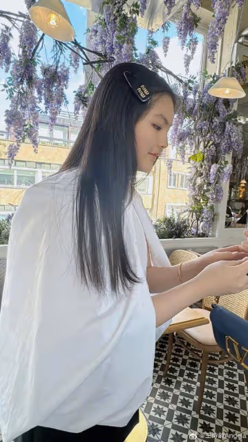王岳倫到英國看女兒,李湘大方為父女倆拍照,王詩齡越長越像爸爸