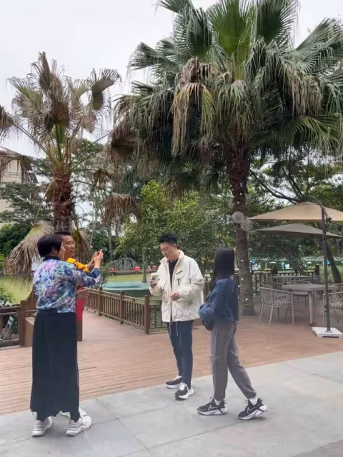 李小鵬一家廣西旅遊，12歲奧莉女大十八變，安琪皮膚泛黃老太多！