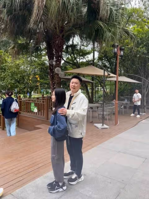 李小鵬一家廣西旅遊，12歲奧莉女大十八變，安琪皮膚泛黃老太多！
